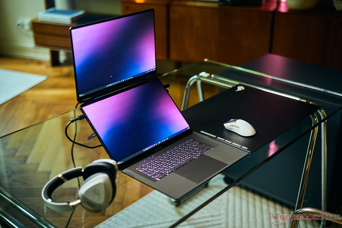 notebookcheck's tweet photo. Dual-screen Gaming-Convertible mit RTX 5090 - Asus ROG Zephyrus Duo GX651 im Test https://t.co/uAT6LHiJ3J #GamingLaptop #DualScreen #AsusROG #RTX5090 #TechReview https://t.co/WsivMugWGB