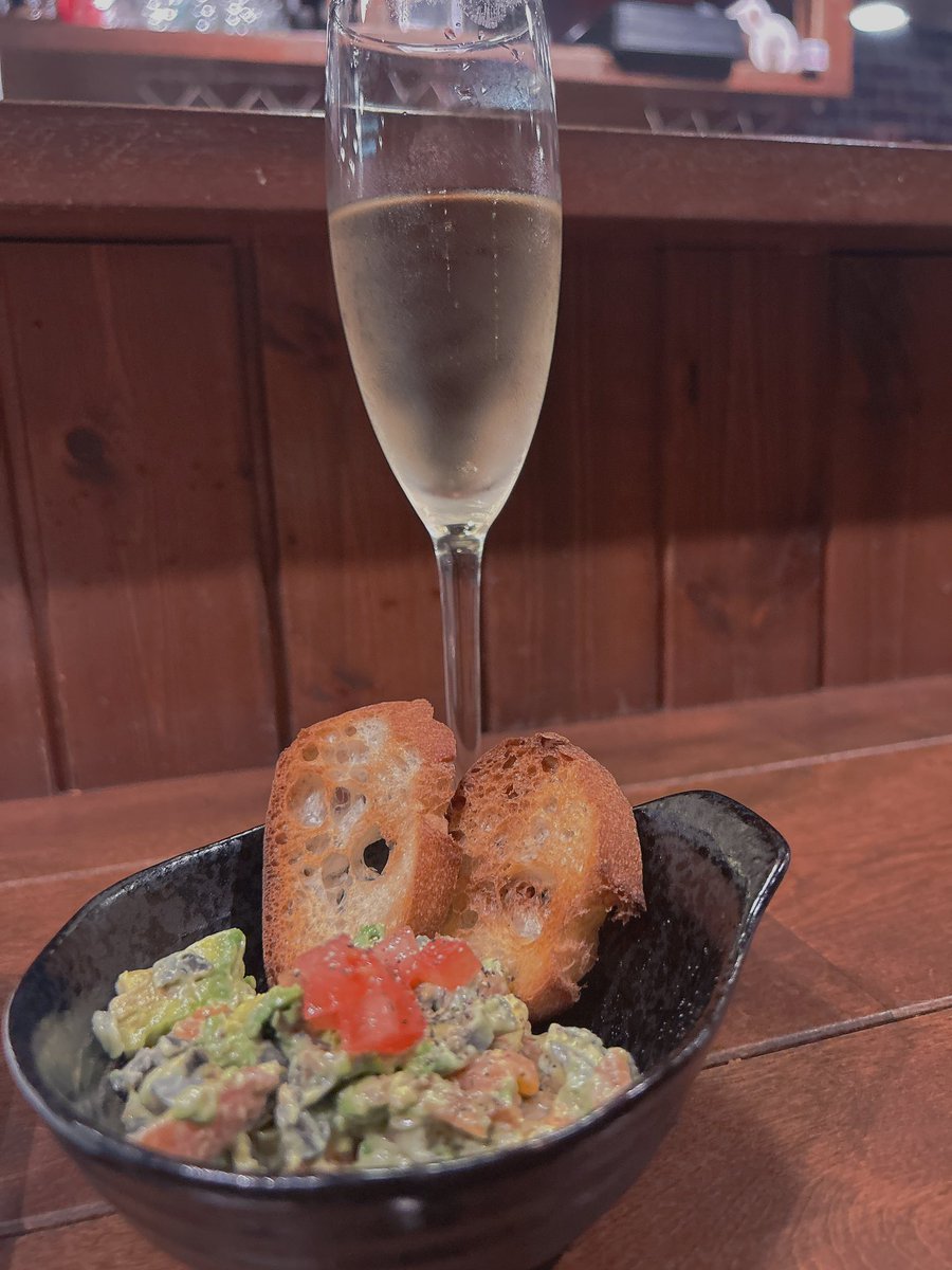 tomatogreena's tweet photo. 金曜日なのにイライラMAX！そんな時は飲みに行くしかない！
スタートは泡から🍾
#一人飲み好き https://t.co/Mlqc6IlZAJ