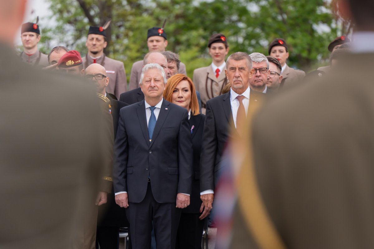 alenaschillerov's tweet photo. Druhá světová válka, která stála život přes 70 milionů lidí, skončila před 81 lety. Nikdo, komu není dnes alespoň 81 let, na ni nemá přímé vzpomínky. Nikdo, komu není alespoň 96 let, aktivně nezasáhl do jejích bojů. 

Za dnešní mír přitom bojovali Češi na všech frontách - v RAF, u Sokolova, na Dukle, v Normandii i doma v odboji. V bojích či na popravištích položilo život přes 42 tisíc československých vojáků, partyzánů a odbojářů. Dnes žijeme i díky jejich odvaze. Nezapomínejme na to  🇨🇿