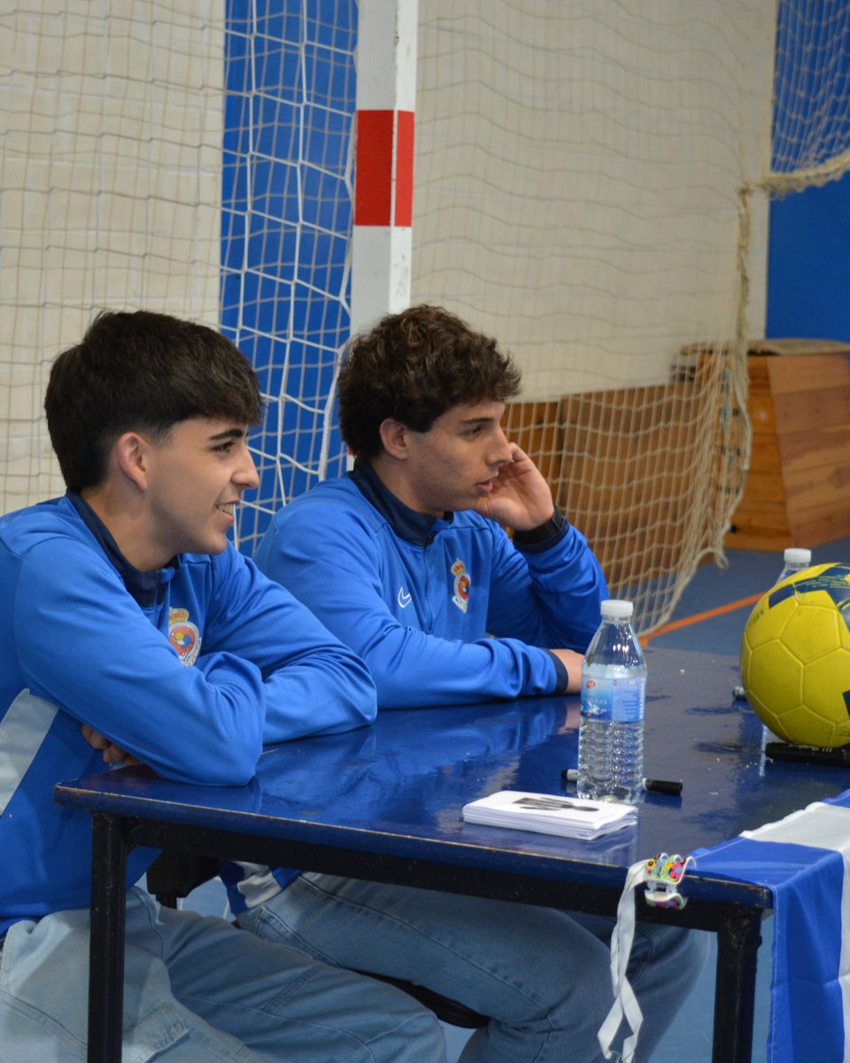 RSGimnastica's tweet photo. 📚 Palomeque y Hugo visitaron el CEIP José María de Pereda, en Los Corrales de Buelna, y aprovecharon la mañana para compartir con los alumnos algunos trucos, firmar autógrafos y responder a todas sus preguntas 

🫂 ¡Muchas gracias por recibirnos con tanto cariño!

#HemosVuelto https://t.co/wXzpFdTEf0