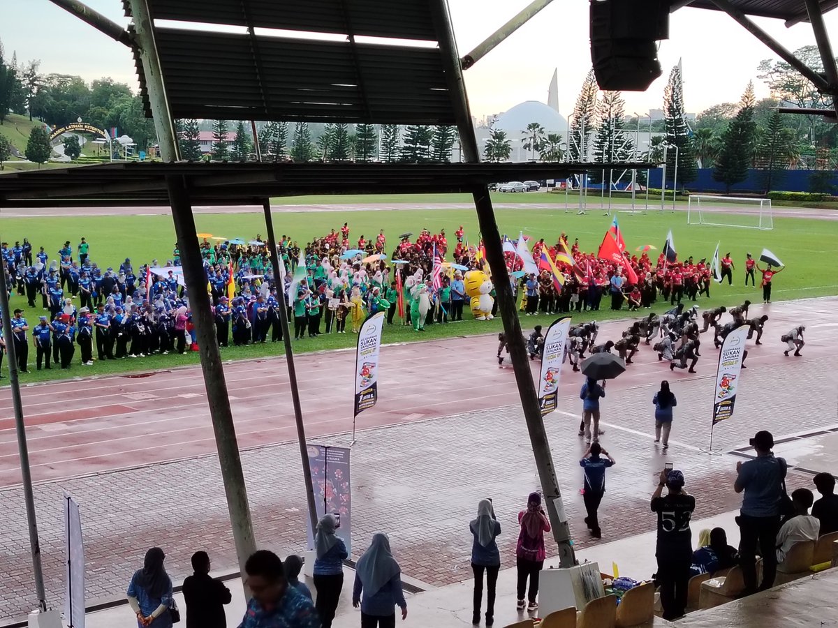 Walaupun hujan, semangat kesukanan membara tinggi!!