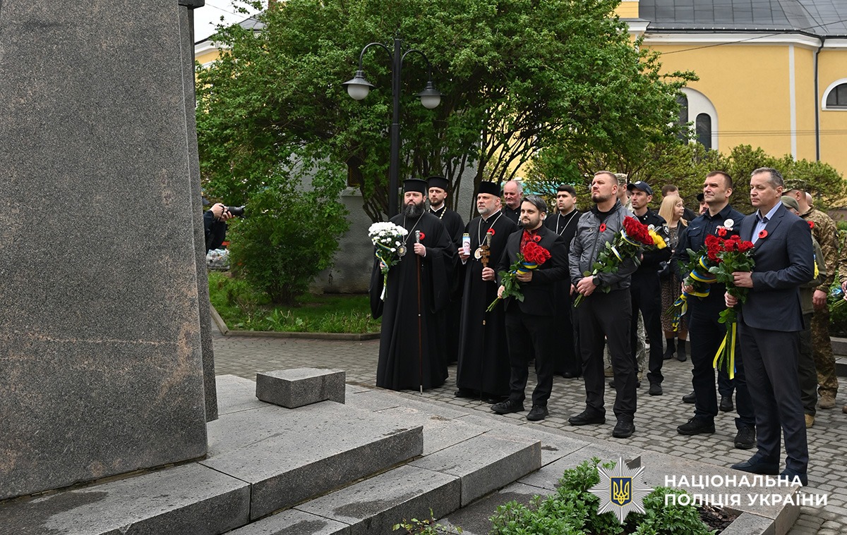 Гідні нащадки відважних переможців нацизму: поліцейські Буковини доєдналися до заходів із вшанування пам'яті жертв Другої світової війни

Детальніше: tinyurl.com/4hhfjru6