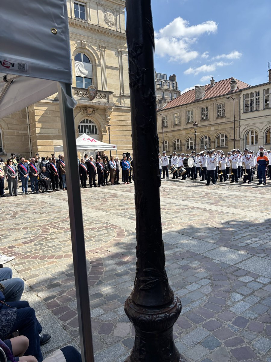 GrillotPatrick's tweet photo. En ce #8 mai nous célébrons a la mairie du 14eme, avec nos élus d'opposition, le courage de nos compatriotes, de nos amis européens y compris du royaume unis et des citoyens états-uniens qui se sont battus jusqu'à faire le sacrifice de leur vie, pour la chute du régime nazi https://t.co/4fVrxsWGtv