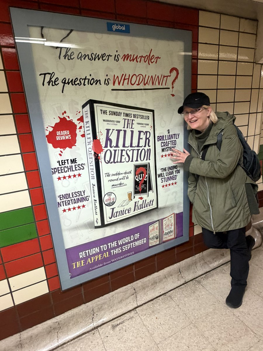 JaniceHallett's tweet photo. Yay! 🎉 It’s four for Friday at #PiccadillyCircus on both #PiccadillyLine and #BakerlooLine platforms 🍻🕵️‍♀️🔎 https://t.co/jynw87C58b