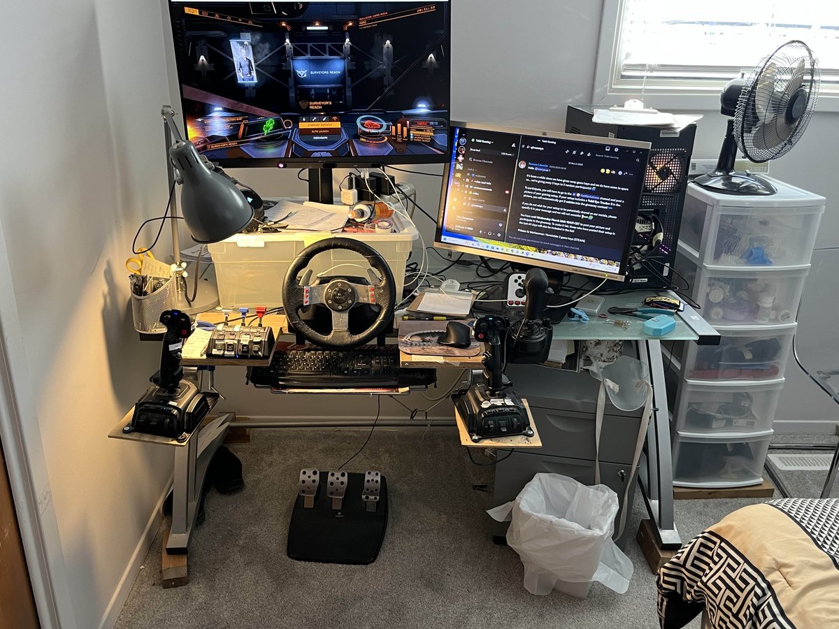 tobiigaming's tweet photo. Space one day, track the next 🏎️✈️
Discord user Bullhunk's dual-sim setup feat. Tobii Eye Tracker 5 📸
#SimSetupSunday https://t.co/9ijFNyOsPo