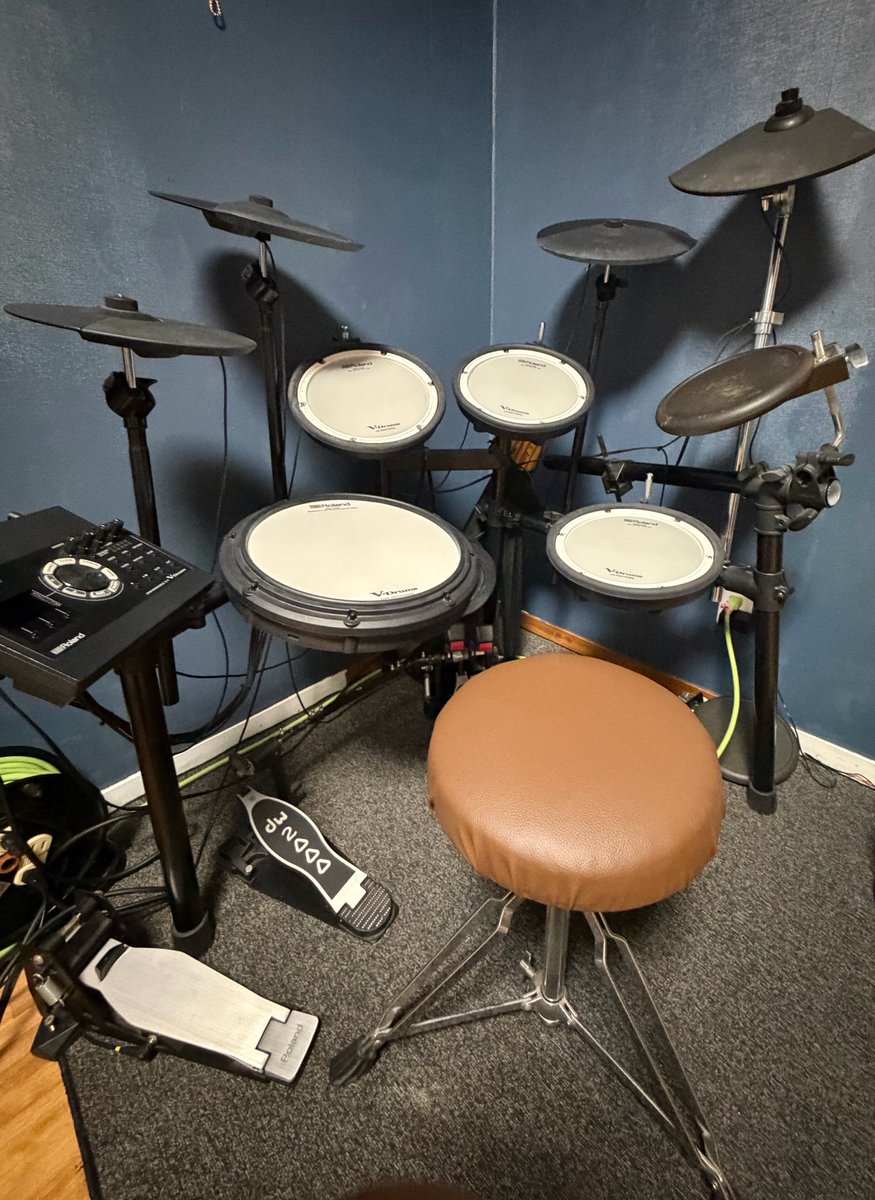 RockYamoto's tweet photo. vdrumの椅子の加水分解が
酷いので、PUレザー切り売りを
ホームセンターで買って
タッカーでつけた!
黒色がよかったけど売り切れ😭
ブラウンにした!
取り付け甘いけど、ボロボロよりは
よいかな👌
#roland #vdrum #ドラム https://t.co/aTnuNXPWEc