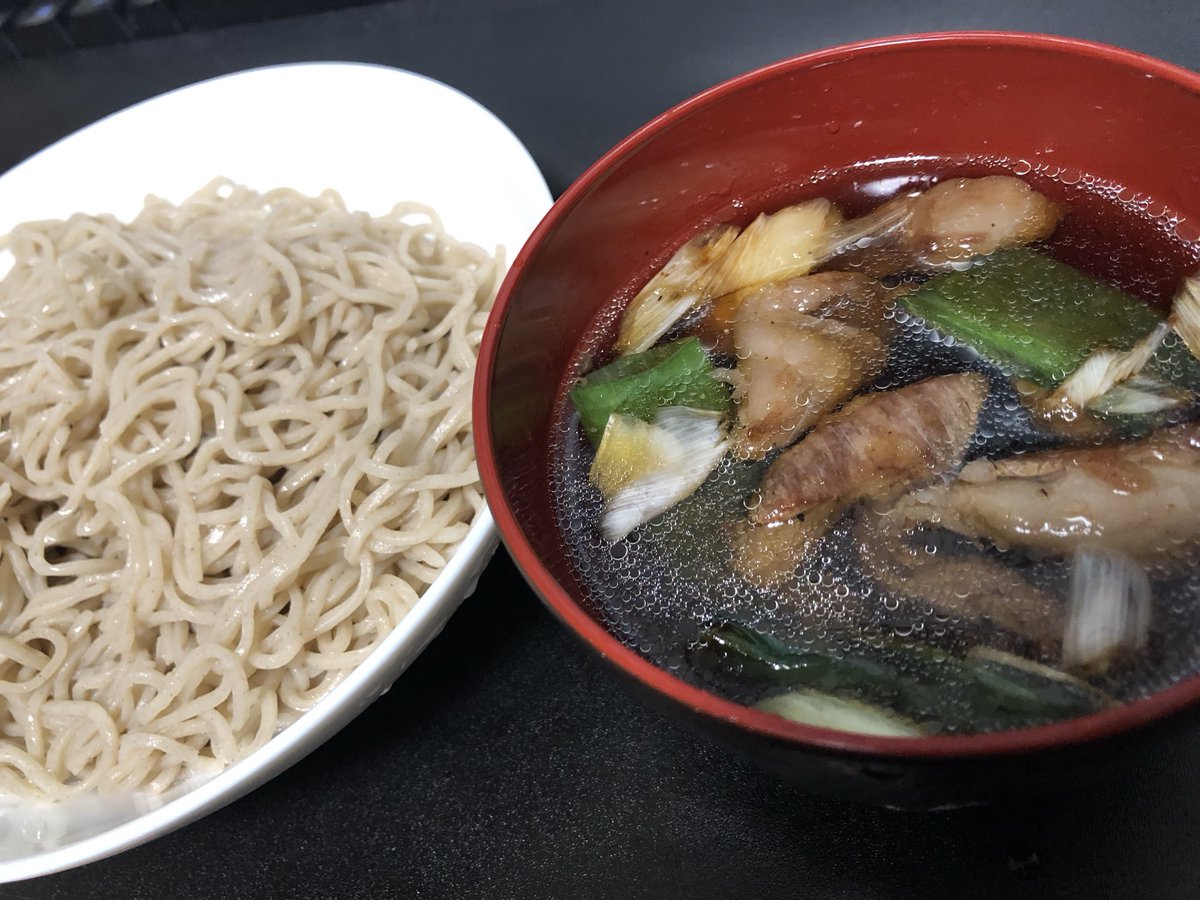 蕎麦食いたくなったから
めんつゆに牛すじとネギを炒めたやつぶち込んどいた