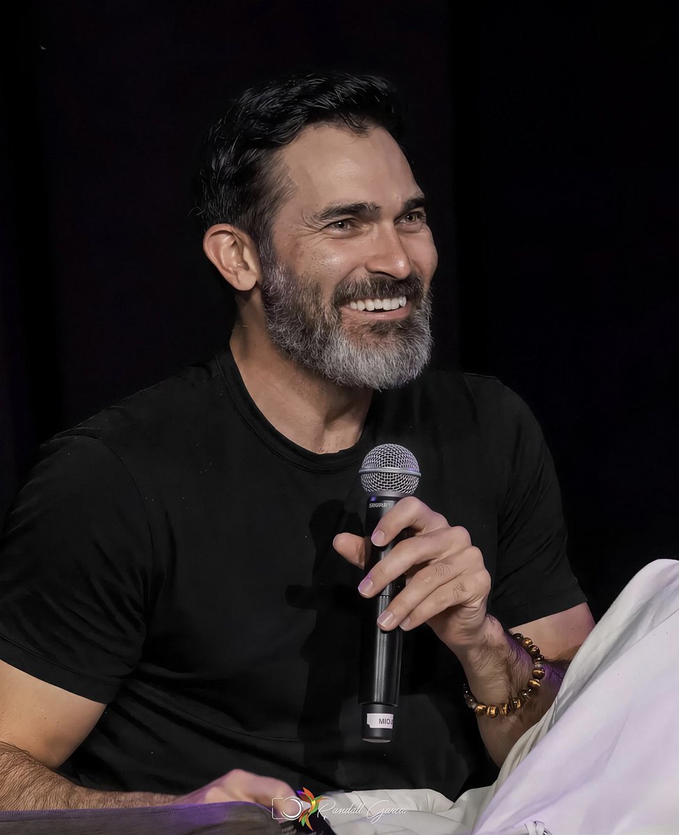 Tyler Hoechlin France tweet media