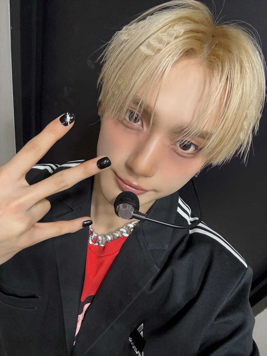DDIRECTION_FR's tweet photo. 💭  WEVERSE  ⋮  080526

#EVAN — a posté de nouvelles photos.

« 😈 »

#DAILYDIRECTION #DD ⋅ @_official_DD https://t.co/2PtqgqgrMp