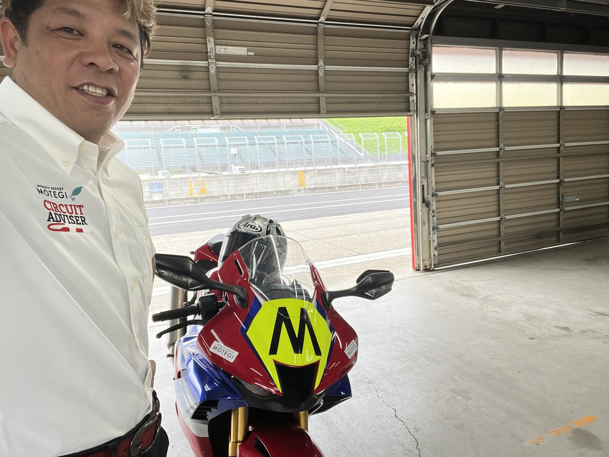 chojun_race's tweet photo. もてぎ2日目　今日は初心者・リターンズ枠での先導走行もありCBRでの先導　
レーシングスクールビギナーもあり担当は龍太と榎戸が講師してました。　😆この時期のバイクは気持ちいい👍

#araihelmet 
#hyod 
#scoyco https://t.co/CLGYs2qgF5