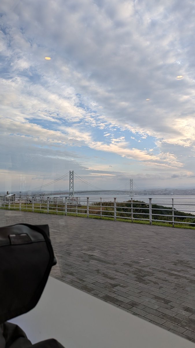 Gnutarou's tweet photo. 僕のゴールデンウィーク

明石海峡大橋2輪通行止めにより24時間淡路島に取り残される
 
以上 https://t.co/eNbs8Aa7In