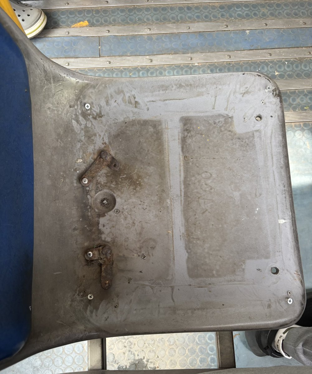 rajaarushi's tweet photo. #KindAttn: @BMTC_BENGALURU @RLR_BTM @mybmtc
#BusNo. KA-53, F-0110
#RouteNo. 43-B https://t.co/l0znW60Dq5
