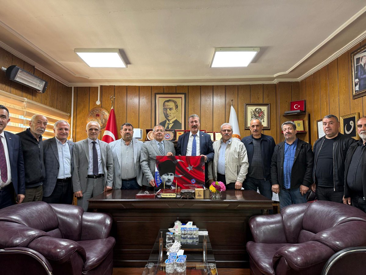 mstfa_arslan's tweet photo. Türkiye Madeni Eşya Federasyonu Gen.Bşk. Sn.Hayrettin YILDIRIM ve beraberindeki heyet ile Şanlıurfa Esnaf Odaları Birliği Yönetim Kurulu Üyesi Sn. Hacı İNAN'ı ziyaret ettik. Çıkmış olduğu bu yolda başarılarının devamını dileriz.@hacinan2 https://t.co/czHAaJvcUm
