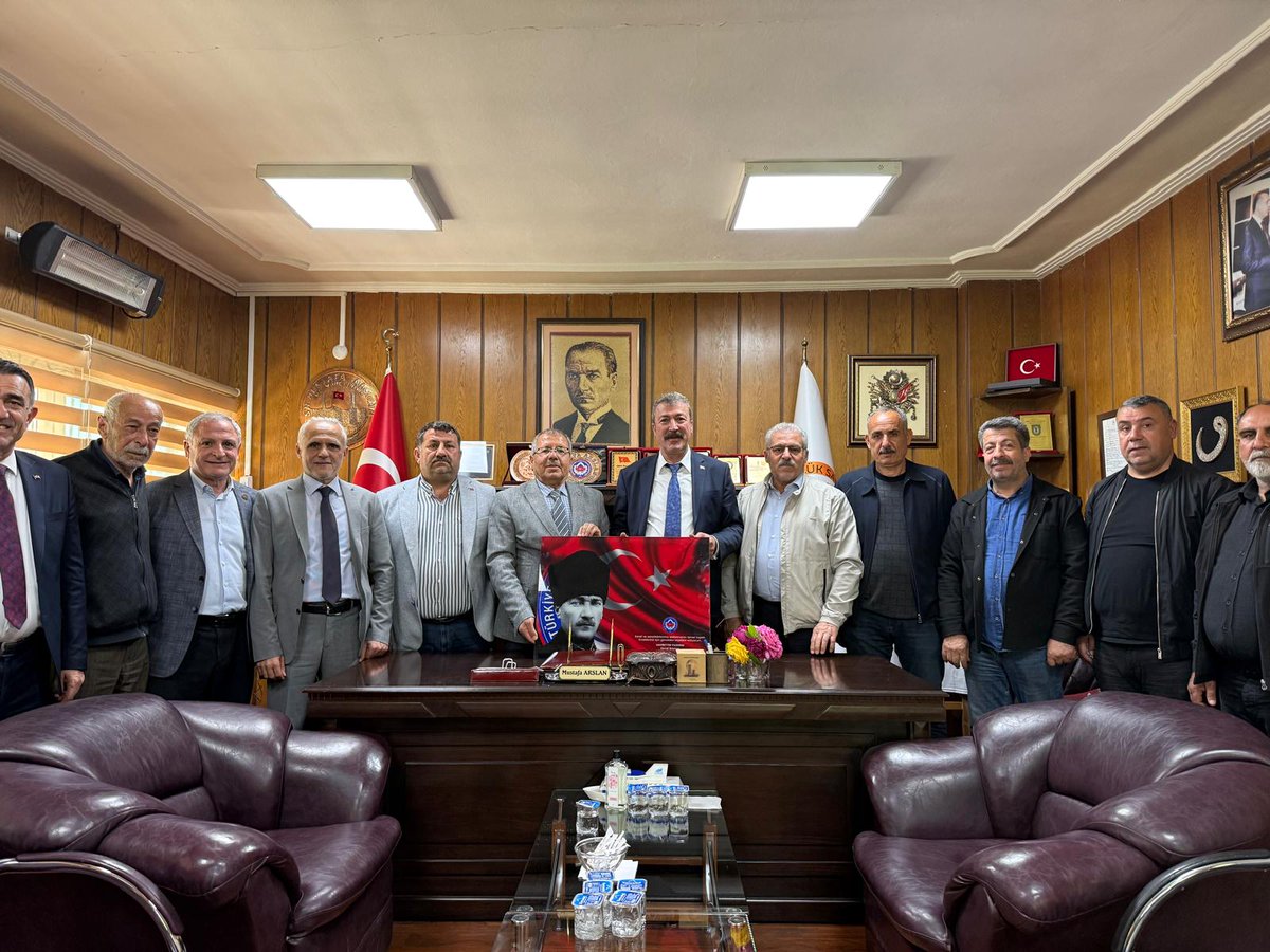 mstfa_arslan's tweet photo. Türkiye Madeni Eşya Federasyonu Gen.Bşk. Sn.Hayrettin YILDIRIM ve beraberindeki heyet ile Şanlıurfa Esnaf Odaları Birliği Yönetim Kurulu Üyesi Sn. Hacı İNAN'ı ziyaret ettik. Çıkmış olduğu bu yolda başarılarının devamını dileriz.@hacinan2 https://t.co/czHAaJvcUm