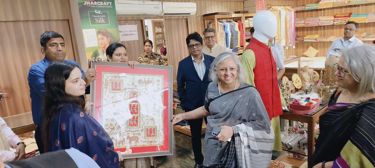 TexMinIndia's tweet photo. Smt. Neelam Shami Rao, Secretary (Textiles), visited the Jharcraft Emporium in Ranchi and interacted with key stakeholders from the handloom and handicrafts sector, including artisans, designers, NGOs, and state officials.

The interaction was attended by the Managing Director, Jharcraft, Director Industries, and other representatives of the sector, focusing on strengthening artisan-led growth, design innovation, market linkages, and sustainable development of the state’s textile ecosystem.

#Jharcraft #Handloom #Handicrafts #Textiles #Artisans #Jharkhand @PIBTextiles @dchandlooms01 @handicraftsdc