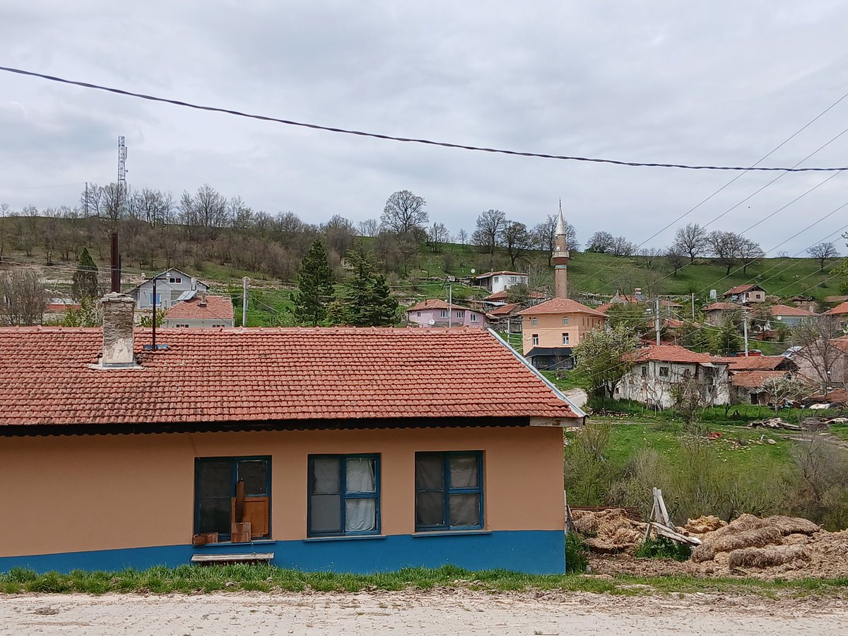 ciftcisen's tweet photo. Eskişehir Demirli Köyü bentonit madeni yığınları. Madenin genişletilmesine karşı yaşam savuncuları ile birlikte bilirkişi keşfindeyiz. https://t.co/nLDC715cyJ