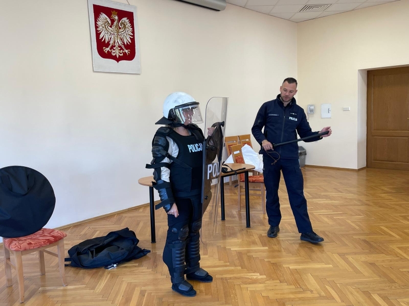 SP_Slupsk's tweet photo. Rozwijanie postaw obywatelskich, odpowiedzialności społecznej i zainteresowanie funkcjonowaniem formacji policyjnej - uczniowie ze Szkoły Podstawowej w Sycewicach gościli z wizytą w słupskiej Szkole Policji.
https://t.co/192hv6QrKu https://t.co/QOaREx4xFU