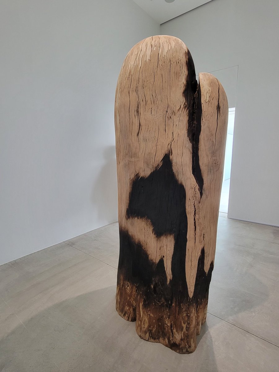 十和田市現代美術館さんの「国松希根太 連鎖する息吹」企画展✨️
担当学芸員による企画展ギャラリートークに参加し、館長の四方さんよりお話を伺いながら、作品を鑑賞🥰
十和田で滞在制作した"WORMHOLE"の後ろ側に、偶然にも青森県のような形が！！
#国松希根太
#連鎖する息吹
#十和田市現代美術館