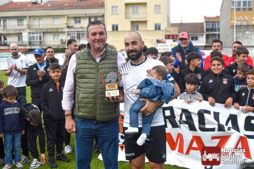 CRCF_oficial's tweet photo. |𝐏𝐑𝐄𝐌𝐈𝐎𝐒|

🥇 Al finalizar el ultimo partido, se repartieron los premios individuales de la temporada  

⚽ Farres fue elegido mejor jugador de la temporada con esa bota de oro y el premio a la deportividad iniciativa de Juanjo en homenaje a un ex socio, fue para Maza https://t.co/A0Br1OVzgt