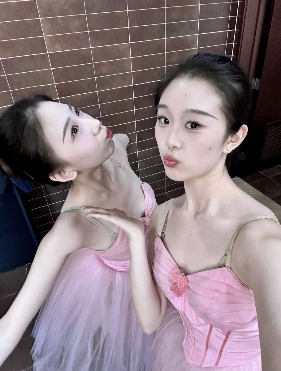 3900hhh's tweet photo. 双人舞结束，当然要拍照留念一下 https://t.co/c9UpwPBp1v