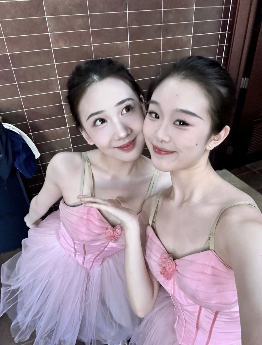 3900hhh's tweet photo. 双人舞结束，当然要拍照留念一下 https://t.co/c9UpwPBp1v