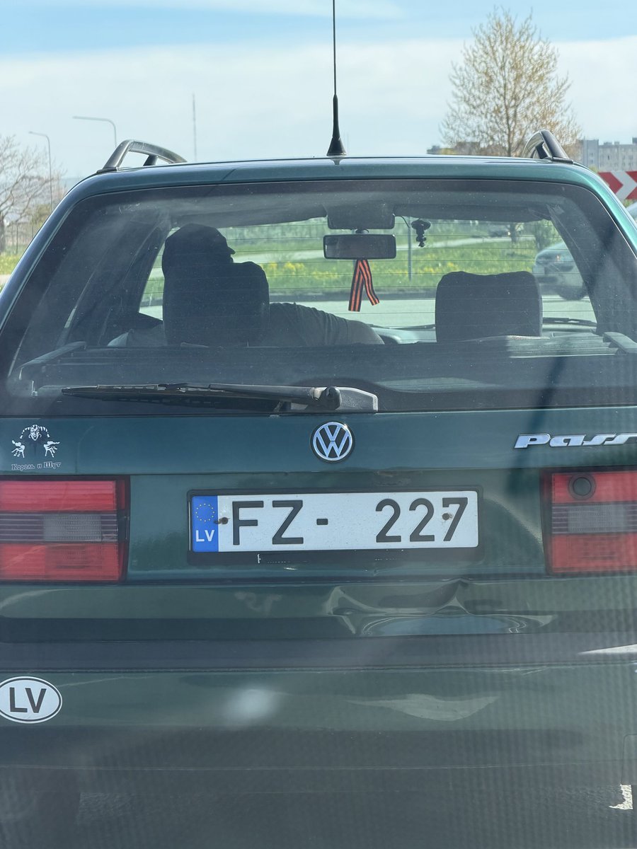 Varbūt  <a href="/Valsts_policija/">Valsts policija</a> un <a href="/Valsts_drosiba/">Valsts drošības dienests</a> varētu uzmeklēt šīs  automašīnas saimnieku un šo to viņam  paskaidrot?