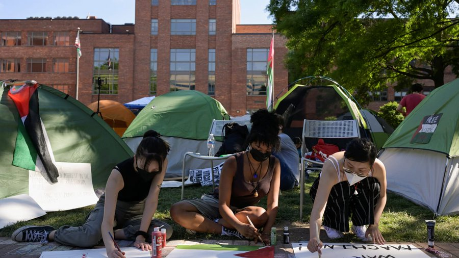 JoopSoesan's tweet photo. De Amerikaanse autoriteiten onderzochten donderdag een mogelijke chemische aanval die dinsdag plaatsvond tijdens een pro-Israëlisch festival aan de George Washington University in Washington D.C.

GW-studenten vierden het Israëlfestival toen individuen flesjes met een onbekende substantie in de menigte lieten vallen.  https://t.co/g3aP2zvubQ