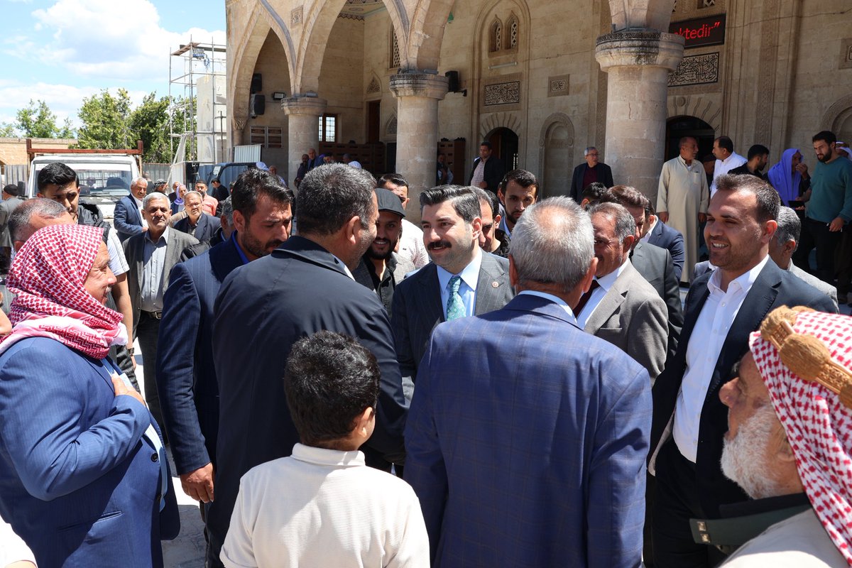 ibrahimeyyupogl's tweet photo. Eyyübiye İlçe Başkanımız Sayın Süleyman Elgün ve Gençlik Kolları Başkanımız Salih Aldeniz ile birlikte; 

Eyyüp Peygamber Camii’nde eda ettiğimiz cuma namazının ardından kıymetli hemşehrilerimiz ve cami cemaatimizle ayaküstü hasbihal ederek gönül sohbetinde bulunduk.

Rabbim birlik ve beraberliğimizi daim, muhabbetimizi bereketli eylesin...

@RTErdogan @Akparti @abuyukgumus @farukaytek @hakanaksu058 @bybekirbozdag @ElgunSuleyman @SalihAldeniz5