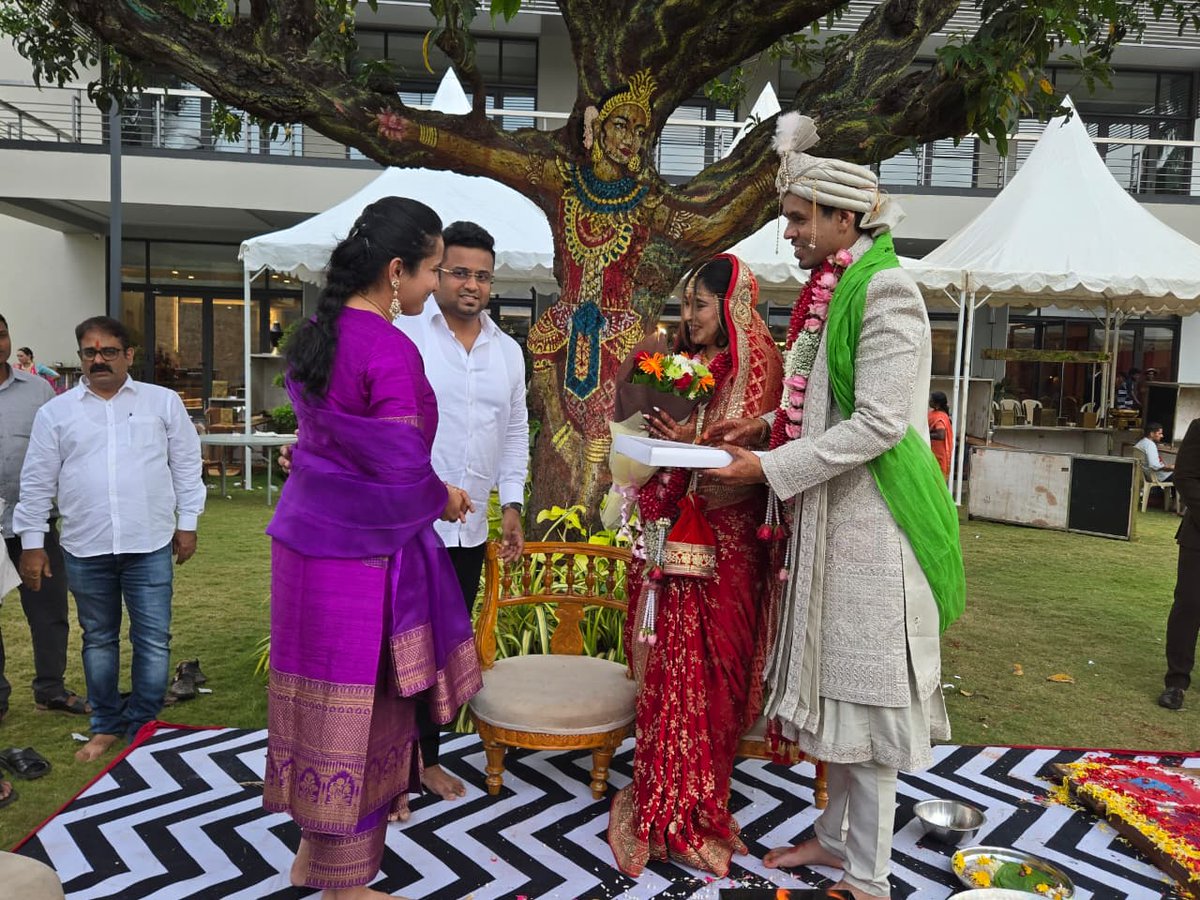 mrinalhebbalkar's tweet photo. ಶ್ರೀ ಕೇದಾರ್ ಗಸರಿ ಇವರ ಮಗಳ ಮದುವೆಯ ಸಮಾರಂಭದಲ್ಲಿ ಪಾಲ್ಗೊಂಡು, ಶುಭ ಕೋರಲಾಯಿತು https://t.co/hK25tKpWCh