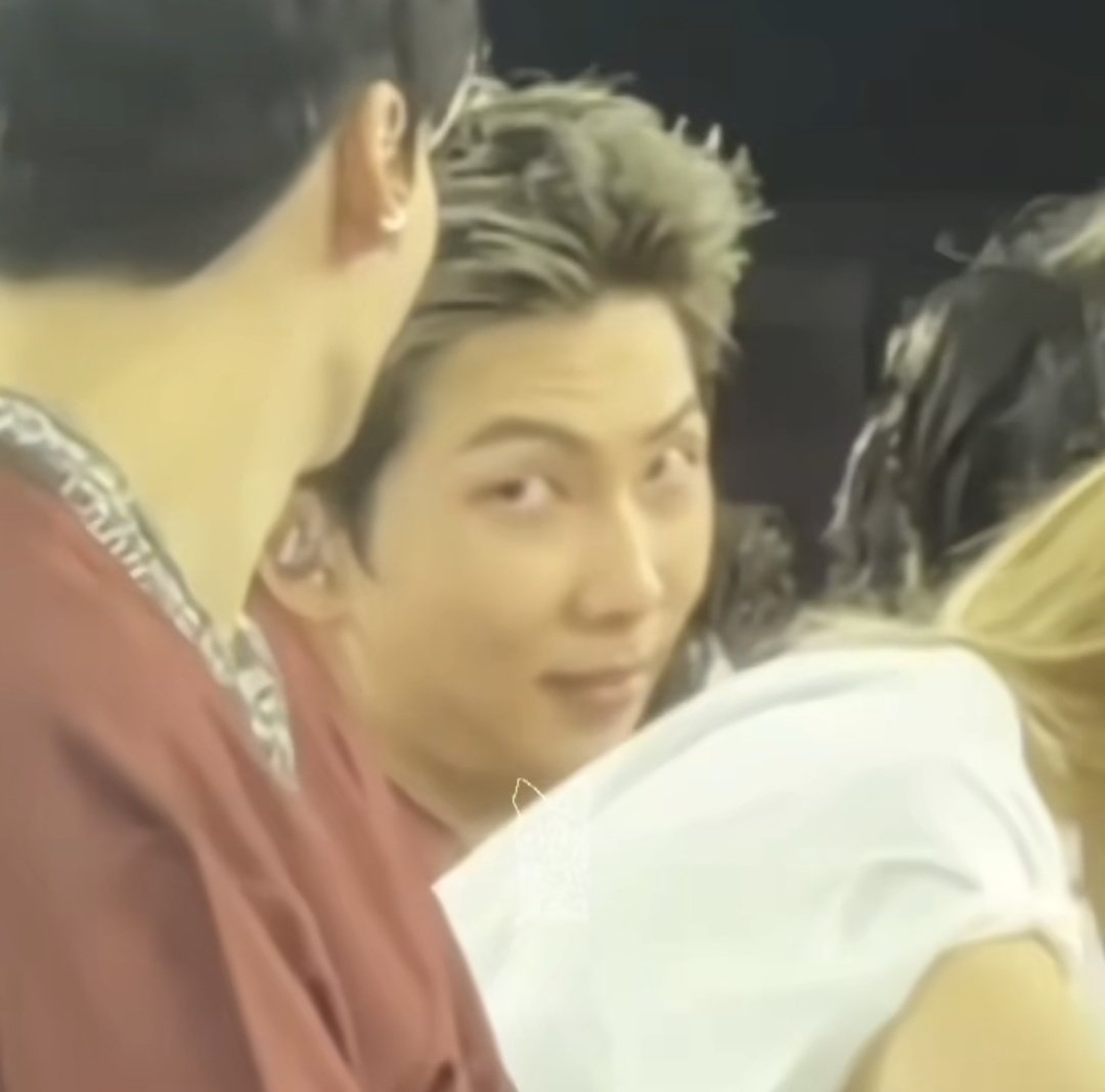 La cara de namjoon escuchando a los bities hablar en un perfecto español después de haberse llevado media vida detrás de ellos para que aprendan a conjugar el verbo to be