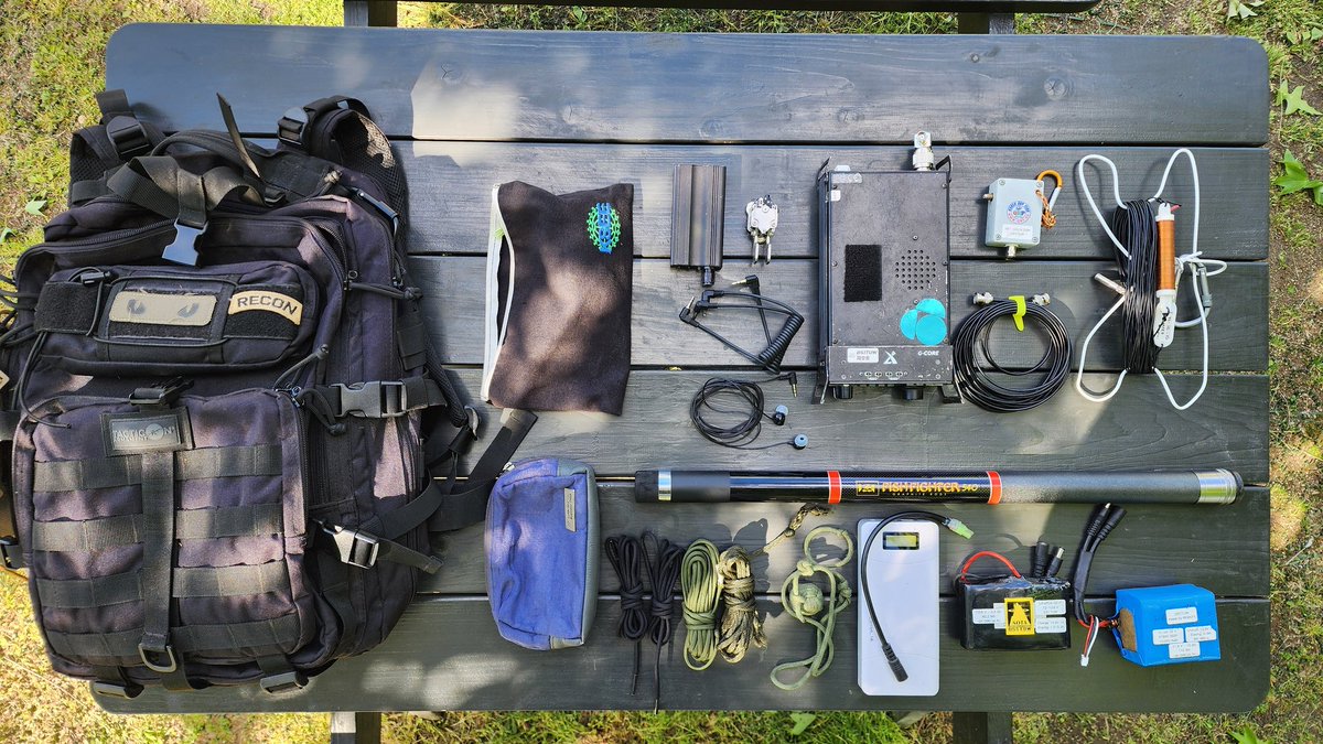 DS1TUW's tweet photo. DS1TUW/P packing list

- Backpack
- 2x pouches
- Memory keyer + paddle
- Xiegu G90
- 40-20-10 loaded EFHW (11m)
- 5.5m carbon pole
- 4x paracord
- Monkey fist hoist 
- 3x battery packs https://t.co/Di8u4QjThM