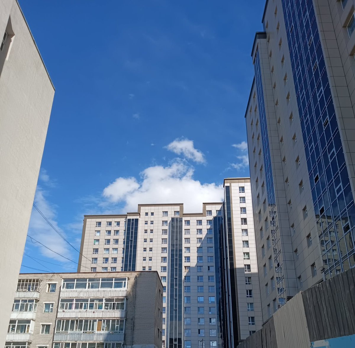 BayanBoldoo's tweet photo. Төмөр замын 3 давхруудыг буулгаад 20 давхрууд босгож байна. Машины зогсоол байхгүй, цэцэрлэг сургууль байхгүй. Хойно байгаа 5 давхрууд нар үзэхгүй тул хөгц, чийгэнд дийлдсэн стрэсстэй амьдрал эхэлнэ.
Улаанбаатар цементэн ширэнгэ болсоор л байгаа шүү, номхон хүлцэнгүй УБчуудаа https://t.co/fagPYjxx4a