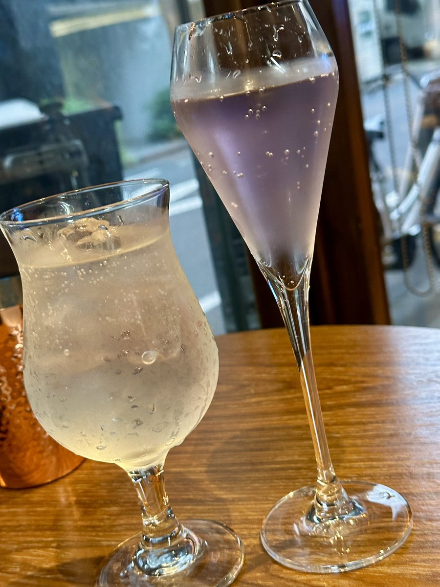 フィオネがメルトにからかわれてそうな☺️雨とヴィノレタ・パーフェクト🥂コラボバーは最終日待たずに缶バッジ終了だそうでファンの間でお酒何本空けたんだろ😱
#穢翼 #穢翼のユースティア