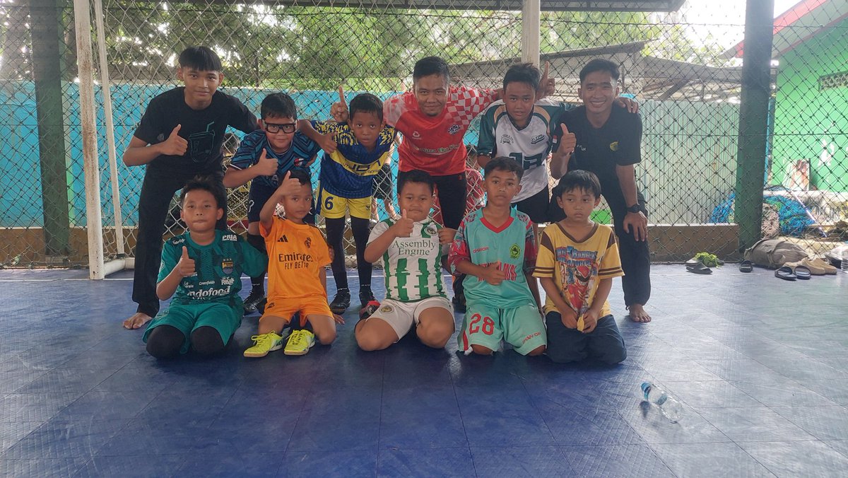 Bagian paling menyedihkan dari memiliki hobi futsal adalah ketika teman-teman seumuran sudah sulit diajak futsal bareng. Jadilah futsalnya sama anak-anak kicik.
