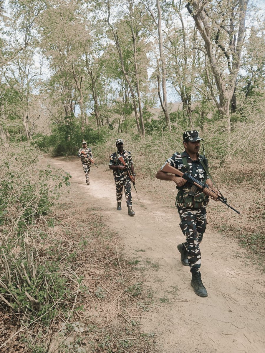 9BnSSB_INDIA's tweet photo. सीमावर्ती क्षेत्र में जवानों द्वारा सतर्कता एवं सुरक्षा सुनिश्चित करते हुए लगातार गश्त की जा रही है।
#SSB_INDIA
#FTRSSBLKW
#SHQSSBGKP
#BorderPatrolling #SeemaSuraksha
#BorderSecurity https://t.co/W1LjuZehlv