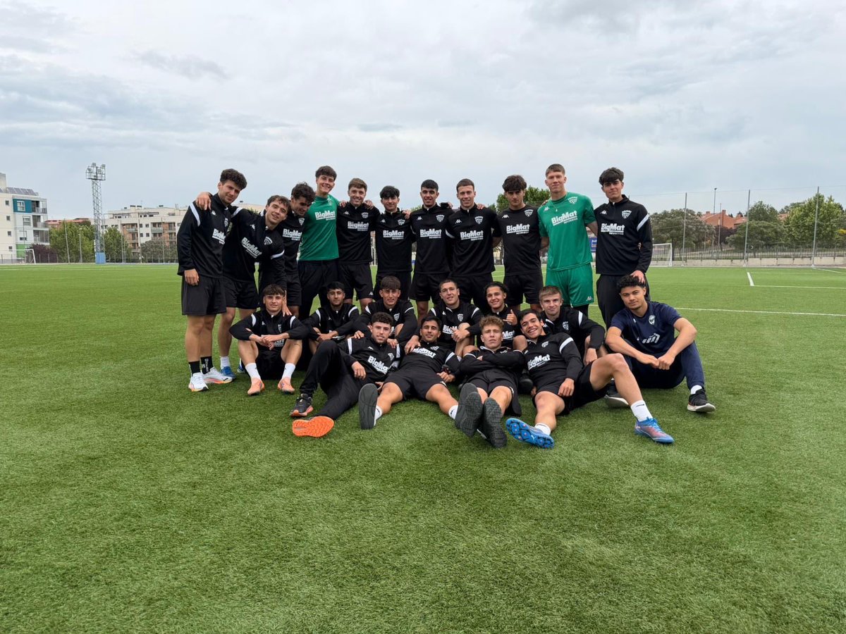 JTito5's tweet photo. Último entrenamiento. El domingo derbi para cerrar. Gracias por vuestro compromiso! @CDG_cantera https://t.co/5l2dNlmL1c