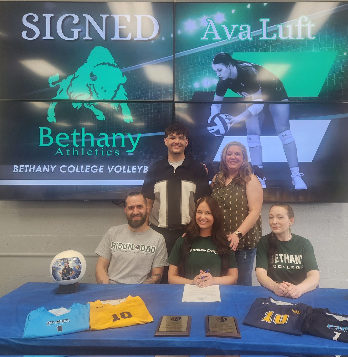 southallegheny's tweet photo. 🎉 SIX more seniors signed Letters of Intent to continue academic &amp; athletic careers at the collegiate level! 💙💛
🥎 Cadence McBride  Waynesburg 
🥎 Carrera Conley  La Roche 
🏐 Ava Luft   Bethany
⚾ Dillon Pomocki  Union
🏈 Layton Adams  Muskingum 
🏈 Markus Hanson  Clarion https://t.co/fQ6Yift5LW