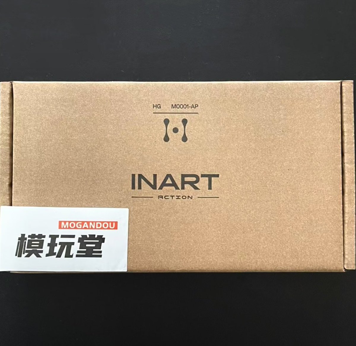 Mogandou's tweet photo. メーカー出荷状況に関するご案内

INART 1/12『ダークナイト ライジング』バットマン専用アクセサリーパックにつきまして、公式版の第1便がすでに入荷しております。今回の入荷分に含まれるご注文のお客様へは、来週末頃までのお届けを予定しております。ファンの皆様、どうぞ楽しみにお待ちく���さい。
なお、残りの数量につきましても、今月中にすべて入荷する見込みでございます。入荷次第、順次梱包・発送手配を進めてまいりますので、どうぞご安心ください。

TOPO STUDIO 1/6 オビ＝ワン・ケノービ専用カスタムローブ TP036につきましては、一括入荷の商品となっており、現在すべて当店倉庫に到着しております。来週水曜日までに、対象のお客様へすべて発送完了予定でございます。

KUAZ STUDIO x ECHO DESIGN 1/6 カスピ海の海賊王につきましては、第2便がまもなく入荷予定でございます。来週中を目安に、対象のお客様へ順次発送手配を進めてまいります。

ご不明点や追加でご確認されたい点がございましたら、お気軽にお問い合わせください。info@mogandou.com 内容に応じてメーカーへ確認のうえ、順次ご案内申し上げます。

何卒よろしくお願い申し上げます。

模玩堂 Mogandou

#模玩堂
#Mogandou
