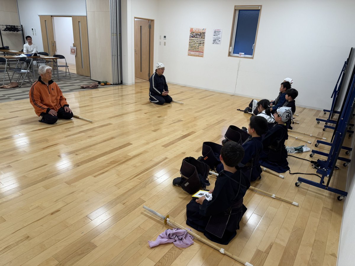 dekazu's tweet photo. 今日は２週間に1回の幸畑ヒルズ子ども剣道教室。
どんどん上手くなってる子どもたちと、どんどん良くなることを期待して無理してる再起動中の父ちゃんと、剣道に精通されている幸畑ヒルズのおっちゃん。
楽しいんだばそれで良いべw https://t.co/riQD21ht19