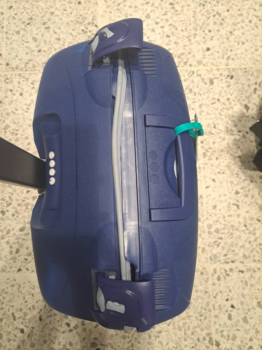 triodsg's tweet photo. Gracias @Ryanair_ES , qué rápidos en la respuesta de la reclamación.
Lo que no me entiendo es vuestro concepto de daño cosmético y superficial, serán cosas mías y por eso tengo que tirarla a la basura. Para que no me la rompan más y comprarme otra, no? @FACUA https://t.co/1lYzTvZu95