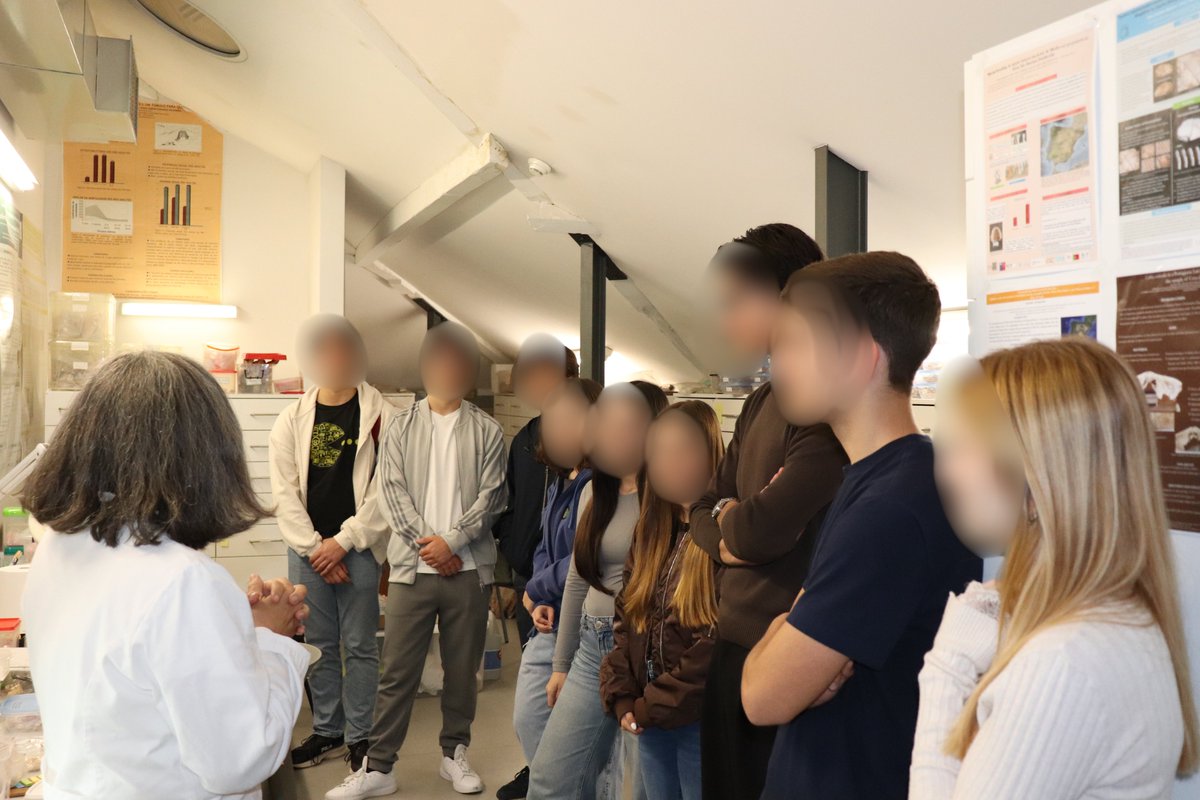 CIAS_UC's tweet photo. No dia 5 de maio um grupo de 11 alunos, do ensino secundário, do Colégio Nossa Senhora da Assunção (CNSA), em Anadia, visitou os Laboratórios do CIAS. Esta atividade foi organizada pelo Instituto de Educação e Cidadania https://t.co/rGwqR2ViUg
