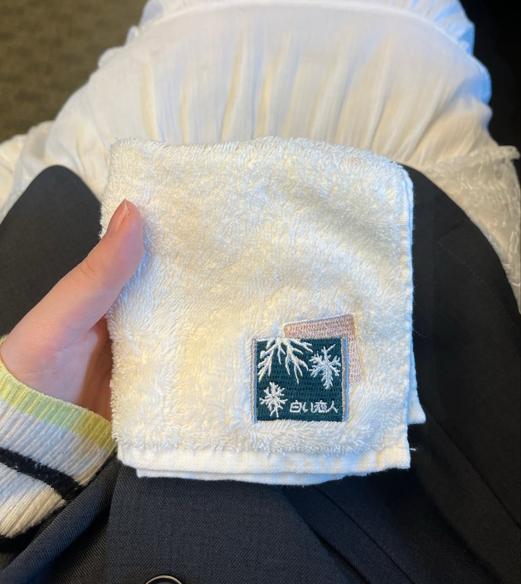 ___0I087's tweet photo. 北海道旅行で自分のお土産に買った白い恋人ハンカチが可愛いすぎる〜〜
これを機に旅先でご当地ハンカチ買ってるんだけど、毎日使うもので旅行を思い出せておすすめ。 https://t.co/EPBR5BM2b8