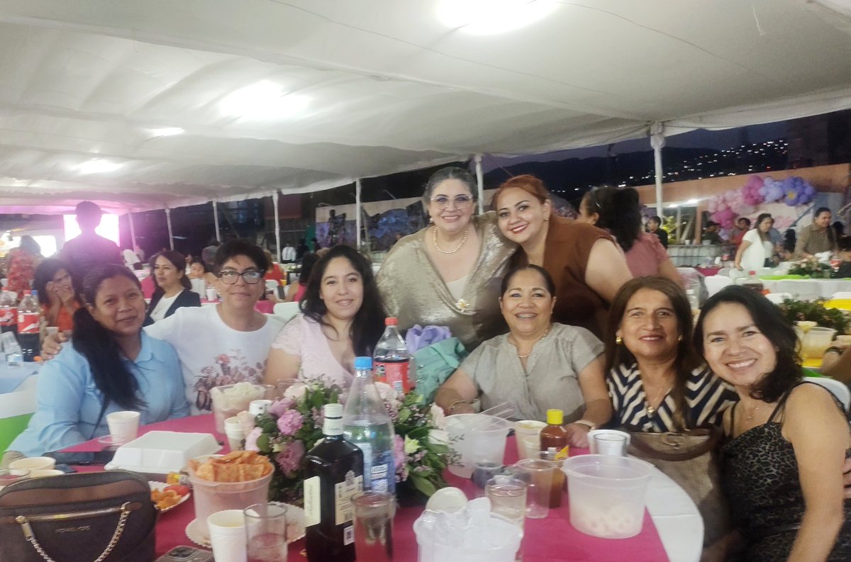 AnnWar80's tweet photo. El encuentro de este Día de las Madres me regaló justamente eso: alegría genuina, abrazos sinceros, risas que sanan y la hermosa oportunidad de reencontrarme con tantas mujeres maravillosas, amigas, compañeras, hermanas de vida, con quienes siempre es un regalo coincidir. https://t.co/n4lDqT7ygq