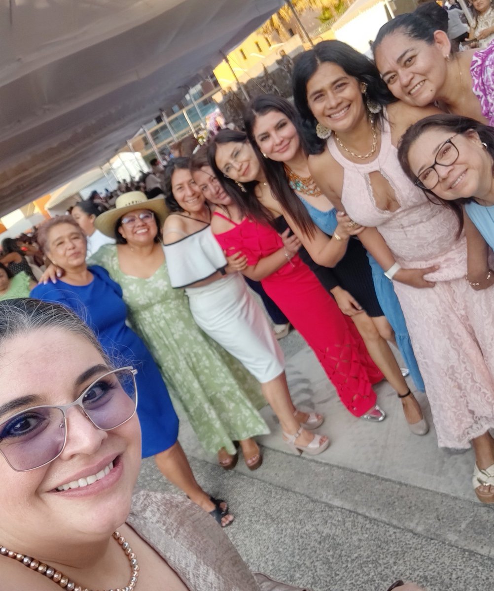 AnnWar80's tweet photo. El encuentro de este Día de las Madres me regaló justamente eso: alegría genuina, abrazos sinceros, risas que sanan y la hermosa oportunidad de reencontrarme con tantas mujeres maravillosas, amigas, compañeras, hermanas de vida, con quienes siempre es un regalo coincidir. https://t.co/n4lDqT7ygq