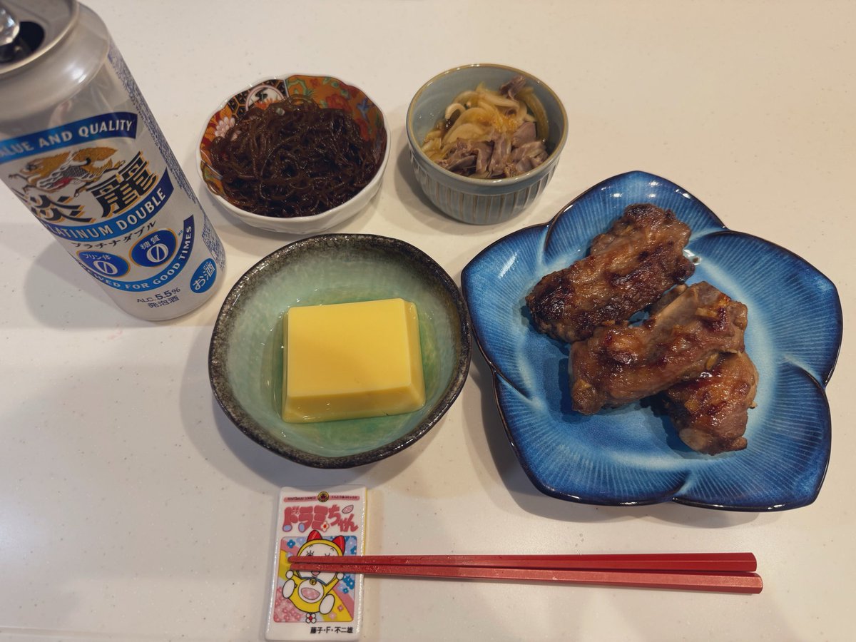 msdmk5164's tweet photo. ばんごはーんぬ。
こないだ作った梅ジャムを揉みこんだスペアリブ🍖
新居に引越して、キッチンも広くなったしそろぼち落ち着いてきたから、またボチボチ自炊もやってこ〜✨
作り置きもがんばるぞー https://t.co/SmDuZarRjt