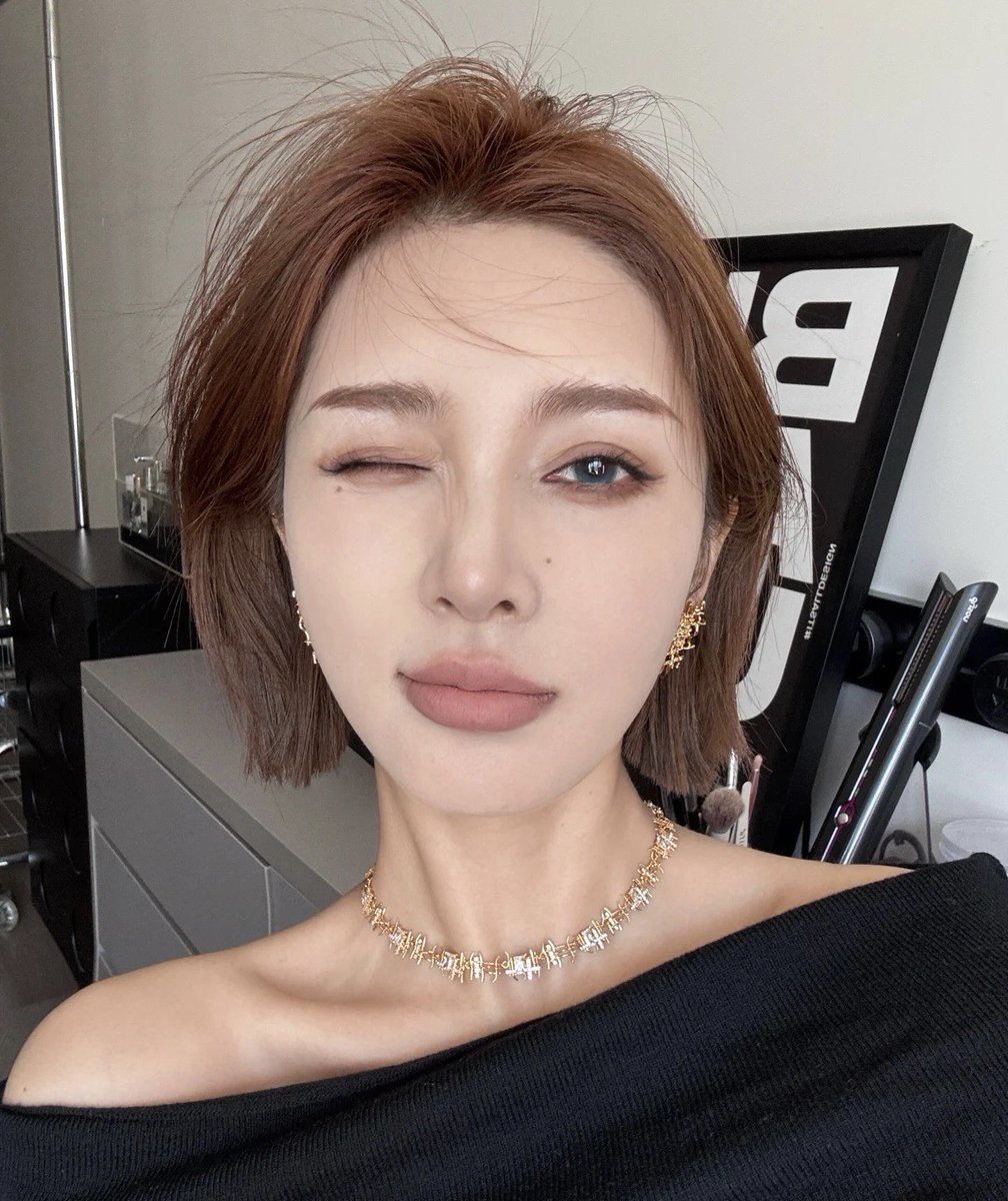 새 머리색, 마음에 드세요? https://t.co/ZdYRgP7AtJ