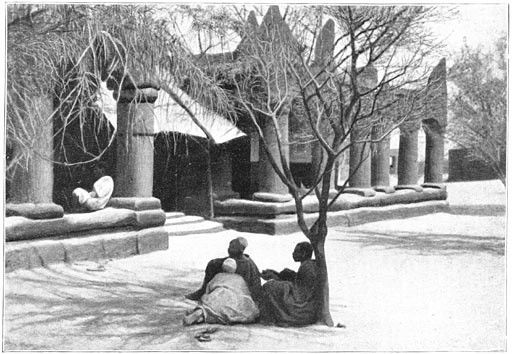 The courtyard of the Sultan of Zinder's palace in Niger, circa 1906.

The architecture shown is traditional Hausa Sudano-Sahelian style, characterized by earthen mud walls.

The city of Zinder was a crucial center for the Trans-Saharan trade during this period.