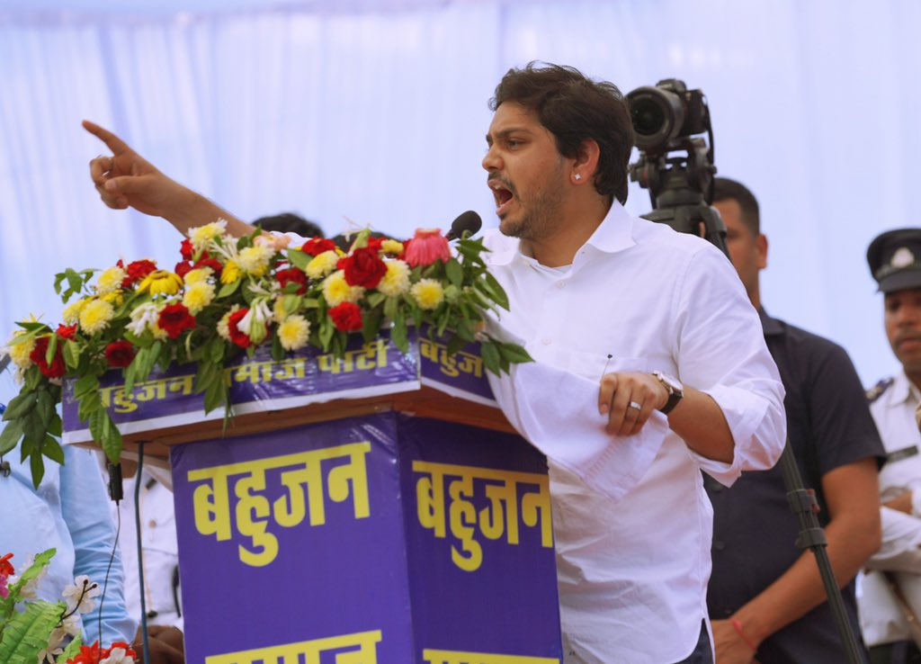 आज बात अस्तित्व और स्वाभिमान की है।
पूरा पढ़िए, सच कड़वा है पर जरूरी है।

बंगाल में ममता बनर्जी के हारते ही अखिलेश यादव तुरंत कोलकाता भागे।
ममता दीदी के समर्थन में लोकतंत्र की हत्या का विलाप करने लगे। लेकिन क्या कभी उन्होंने बंगाल के 24% शोषित दलित - पिछड़ो के लिए कुछ बोला?
1/19