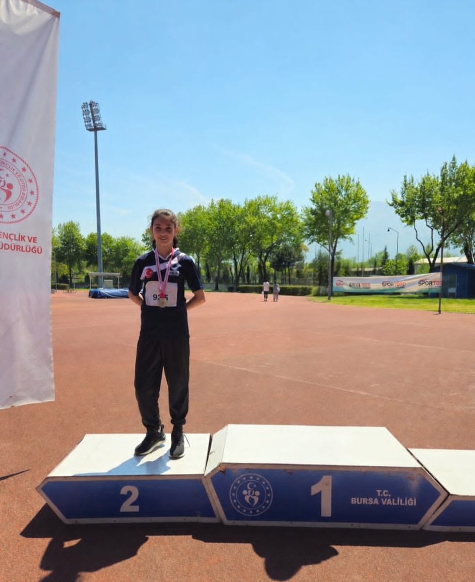 uftadeiho16's tweet photo. Osmangazi okullar arası atletizm yarışması küçük kızlar kategorisinde
#Ecrin Ceylan 60m Birincisi✨️
#Betul Azra Özer fırlatma topu İkincisi✨️
#Zeynep Dalkılıç uzun atlama Birincisi olmuştur✨️ https://t.co/xG1LJDJCeQ