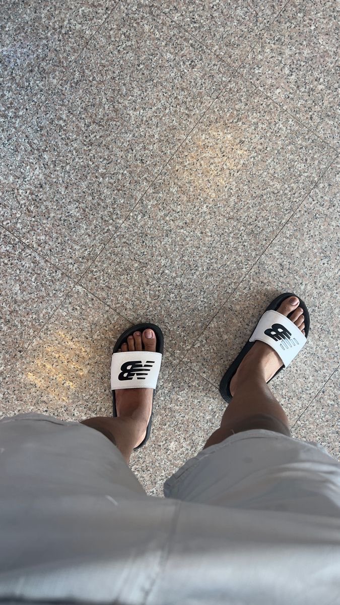 MaitreYLS's tweet photo. Samedi promenade solo y’a qui pour me rejoindre faire les magasins ? 💸😈
#cashmaster #moneyslave #feetfetısh #feet #soumis #paypal https://t.co/mcLHXUWkbl